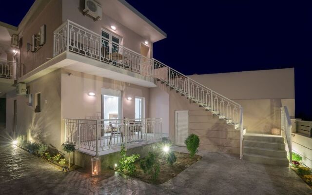 Nikos & Maria Studios II