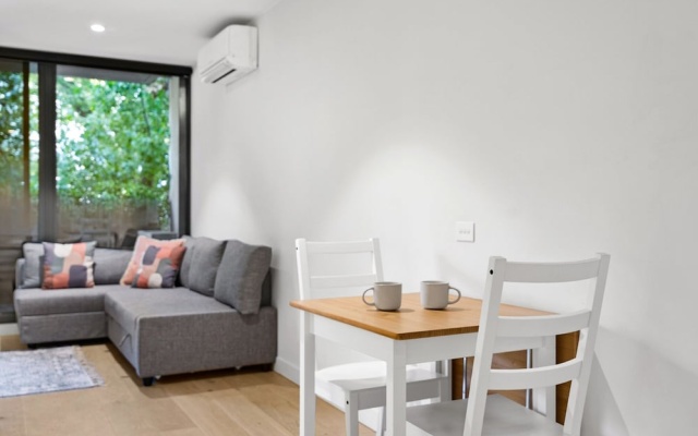 Stylish Apartment in Ikebana Complex – Guest Rooms – Melbourne