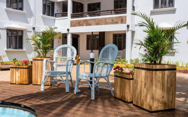 Les Cerisiers Beach Residence, Cosy and Modern 3 bedroom apartment located 50 metres from the beach and from all amenities and restaurants on the coastal road