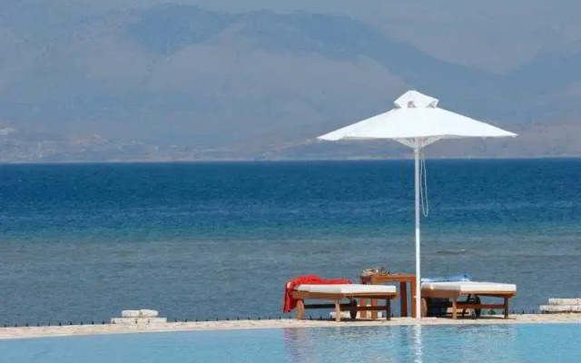 Chrismos Luxury Suites and Studios