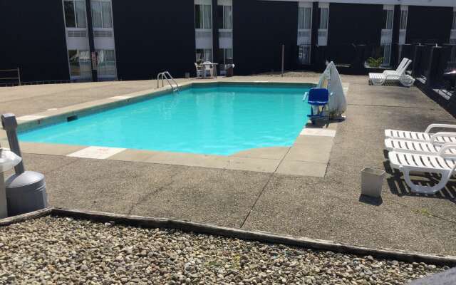 Days Inn & Suites by Wyndham Cincinnati North