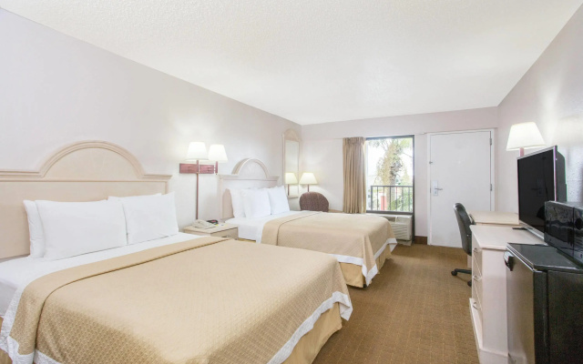 Days Inn & Suites by Wyndham Navarre - near Beaches/Hurlburt