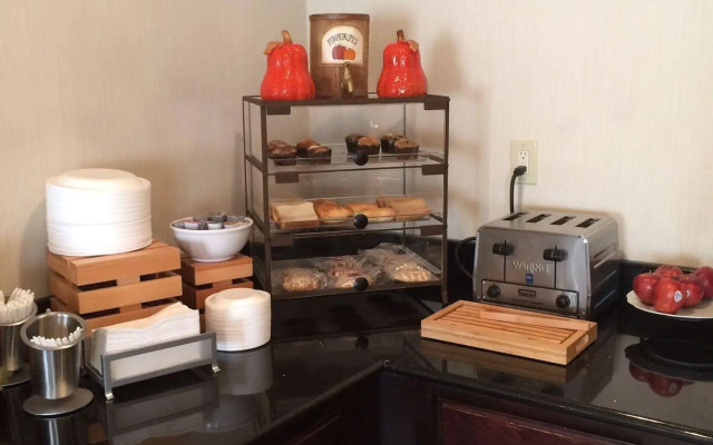 Greenfield Inn & Suites Owensboro, KY Airport