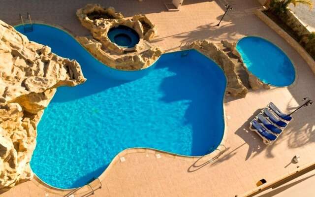 2 bed Apartment Overlooking Pool - Oroklini
