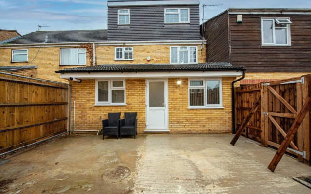 Rochfords Serviced House with 5 Bedrooms