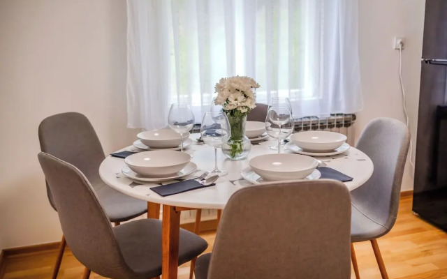 Family Friendly Apartment With Parking