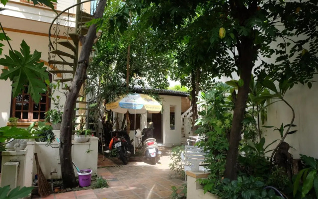 Moon house tropical garden - Valentine