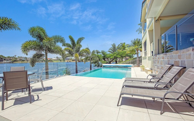 Lakehouse Family Oasis