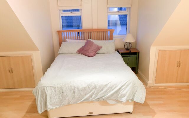 3 Bedroom House With Free Parking