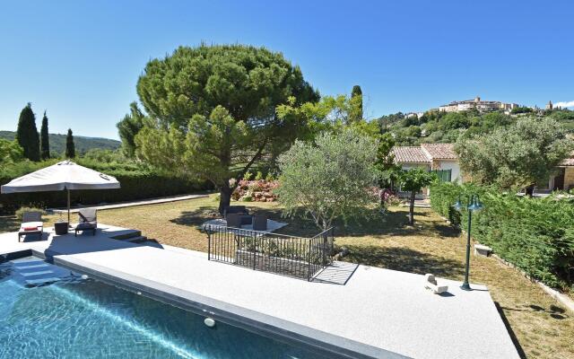 Villa. Near Callian Centre. Private Terrace. Private Garden. Boules Court