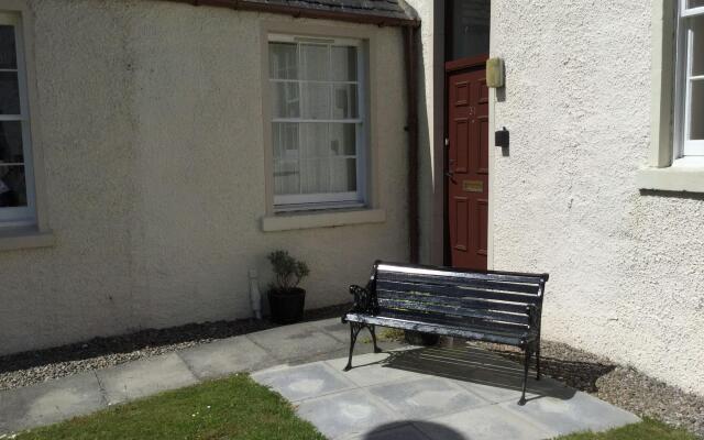 Inverness Apartments - Courtyard
