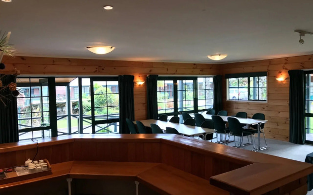 Cedarwood Lakeside Motel & Conference Venue