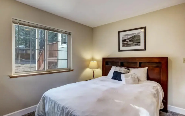 Nestled Pines Retreat Hot Tub, Pool Tahoe, Foosball, +more!