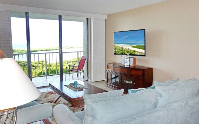 Alluring Beachfront Condo With Pool and View of Lagoon