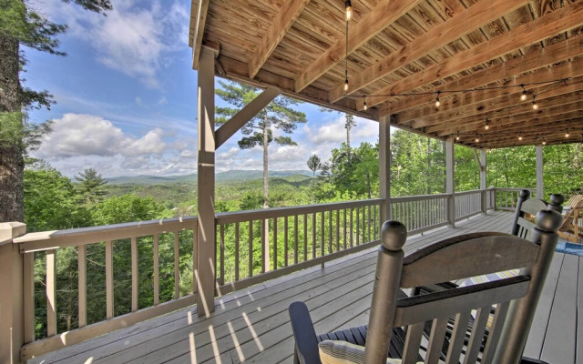Treetop Hideout w/ Long-range Mountain Views!