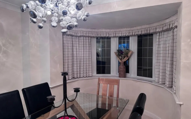 Spacious 4Bd House With Character In Coventry