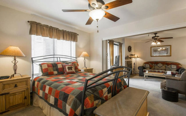 Carriage House Condominiums by All Seasons Resort Lodging