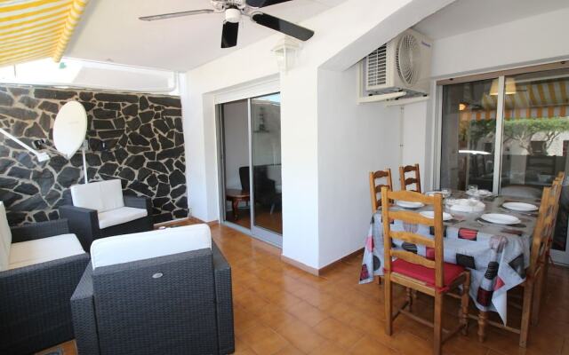 2 bedroom apartment within walking distance to the beach