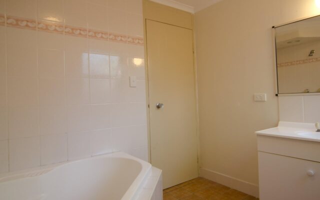 Base Airlie Beach Resort - Hostel