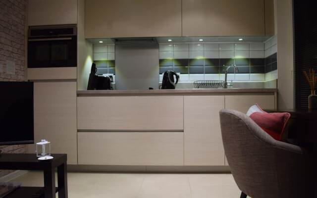 Modern 1 Bedroom Apartment With Balcony