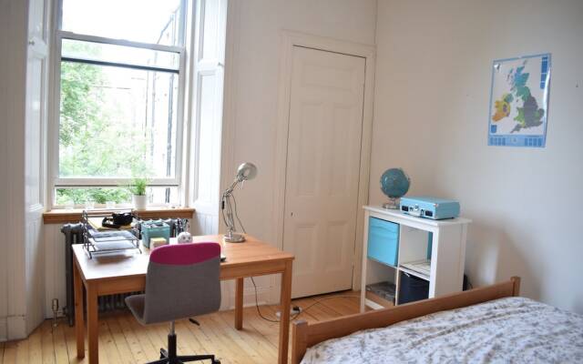 Bright 2 Bedroom Apartment in Edinburgh