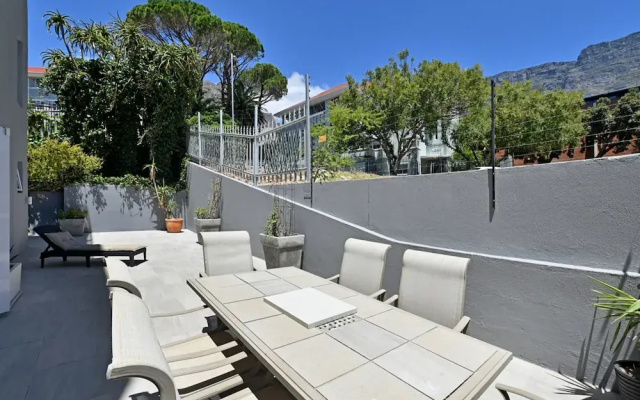 Spacious One Bed Table Mountain Views