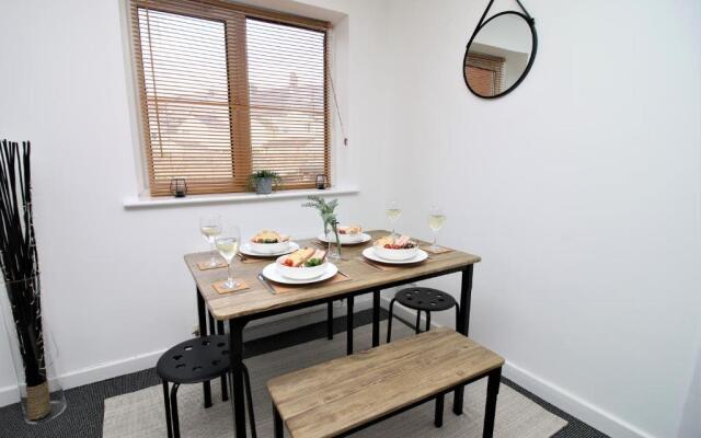 Two Bed Apartment - Free Private Parking - by PROPERTY PROMISE