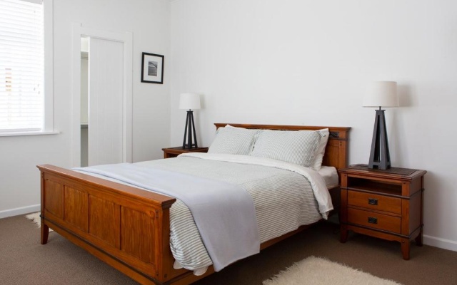 Michelia Figo Cottage – Guest Rooms – New Plymouth