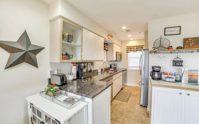 Branson Condo w/ Balcony, Near Silver Dollar City!