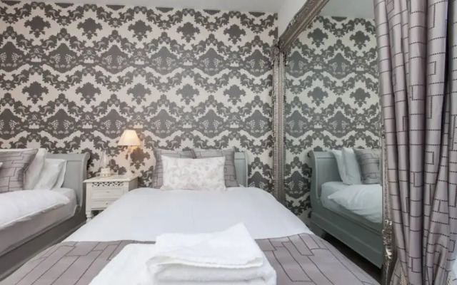 Holyrood Residence - Luxury Apartment With Parking