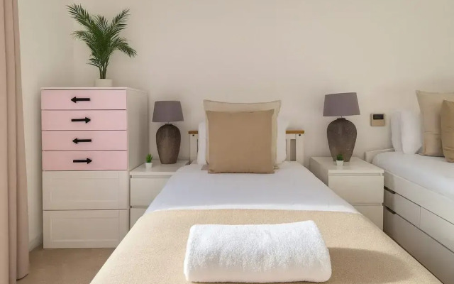 Spacious 3 Bedroom Flat in Kensington