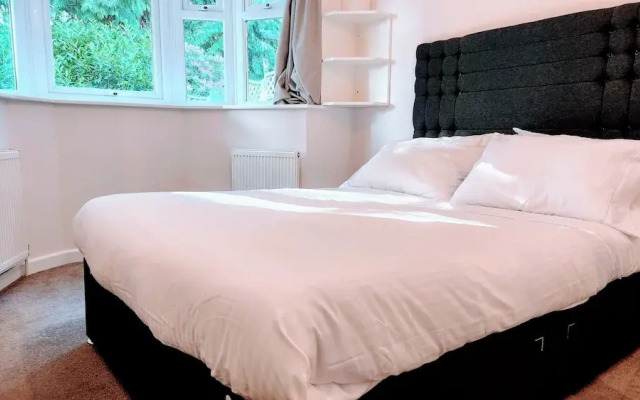 Camberley - 1-bed Annex - Sleeps 2 - Garden