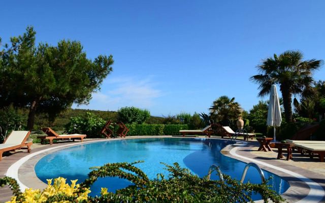 Ada Bacchus Hotel