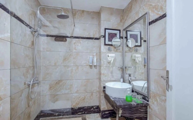 Vienna Hotel (Liuyang River Bridge Pedestrian Street)