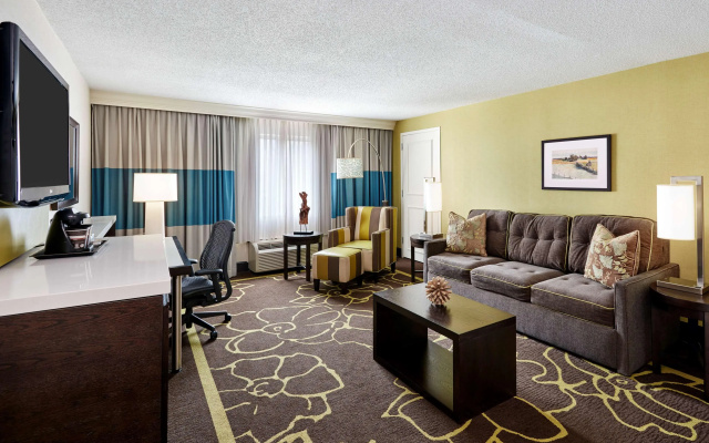 DoubleTree by Hilton Charlotte Gateway Village