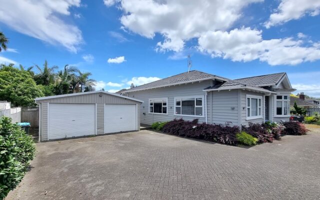 Cheerful 5 - Bedroom Home - Free Parking