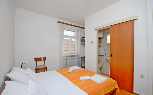 Apartment and Rooms Dragana