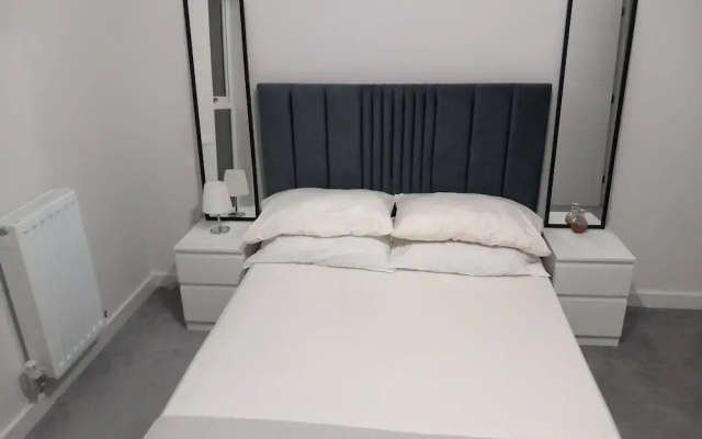 Room-charming Loughton Apartment With Ba