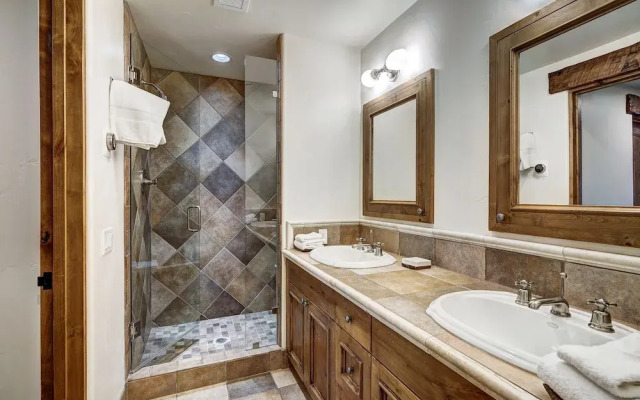 5BR Alpine Luxury Home with Private Hot Tub by RedAwning - Save 20% on 7+ Nights!
