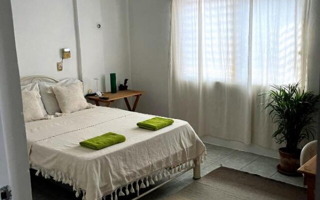 HomeStay Pochutla- Double Bed With Shared Bathroom in Private Home. Excellent Location, Wifi