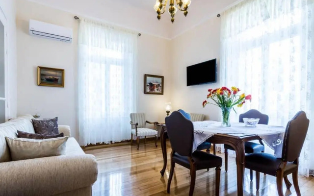 Neoclassical apartment with 3 bedrooms in Piraeus