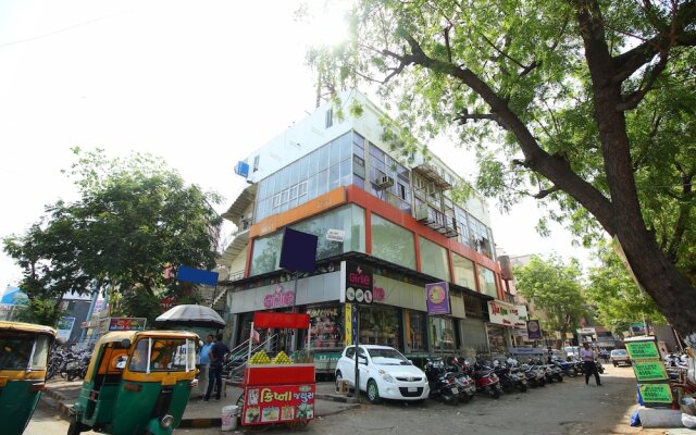 OYO 8692 Hotel Vibrant Regency