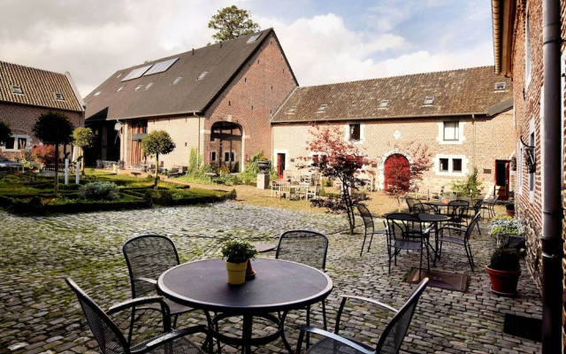 Lovely Holiday Home in Richelle With Barbecue