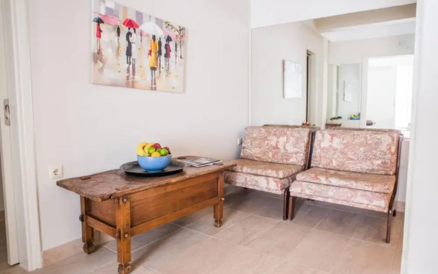 Modern Clean Apartment w h Balcony Near Metro, Athens