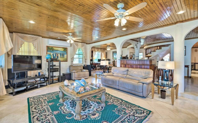 Oceanfront 'majestic Beach House' w/ Gym + Pool!