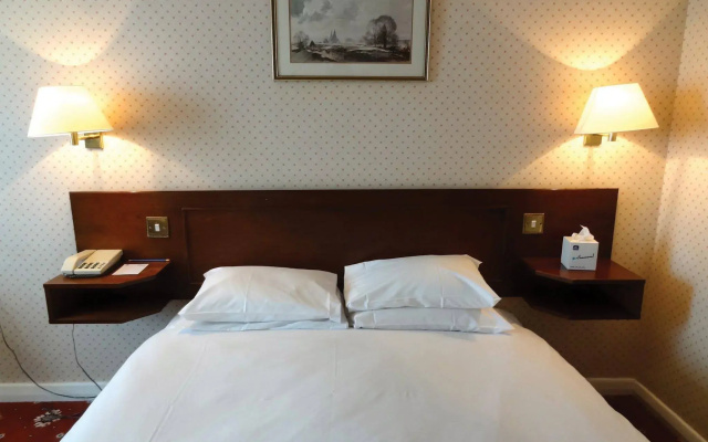 OYO Stade Court Hotel