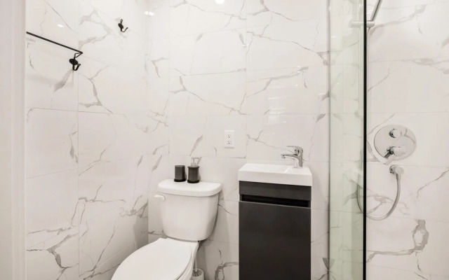 M11 Upscale Comfy Studio w AC in Perfect Location