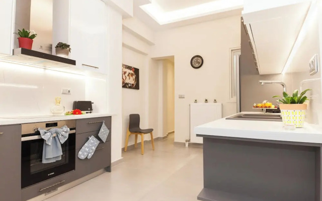 Pireas Jewel New Design Apt w Backyard