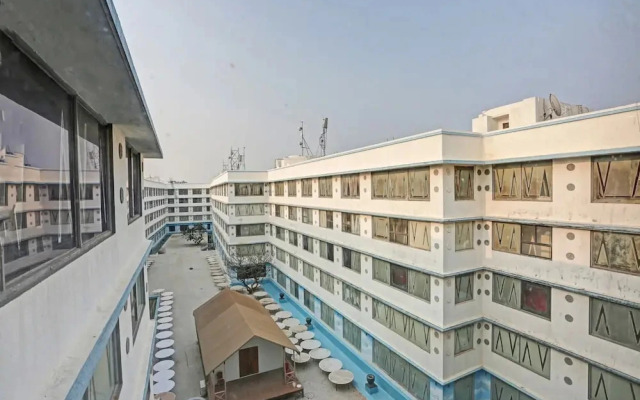 Oyo Townhouse 799 Royal Palms Hotel - Lily Collection