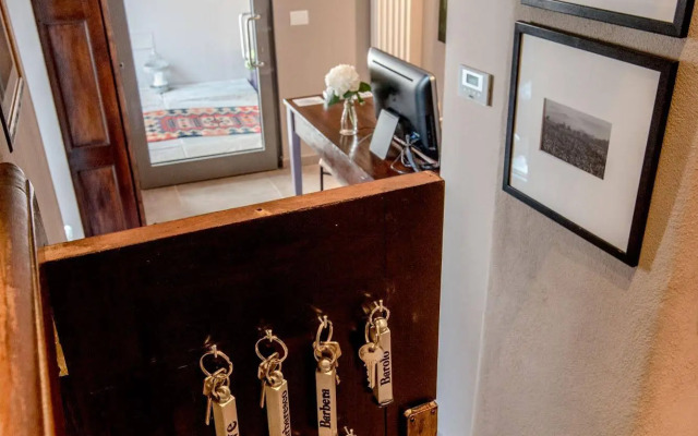 Uve Rooms & Wine Bar
